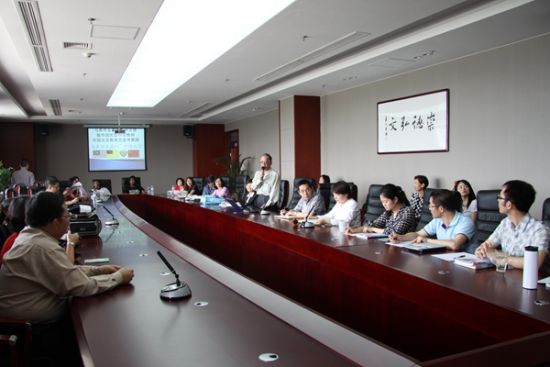 参访团成员与北京华文学院专修部教师座谈。