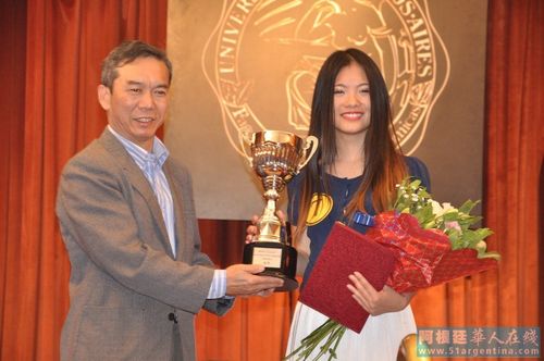 中国驻阿使馆文化参赞韩孟堂给冠军颁奖。
