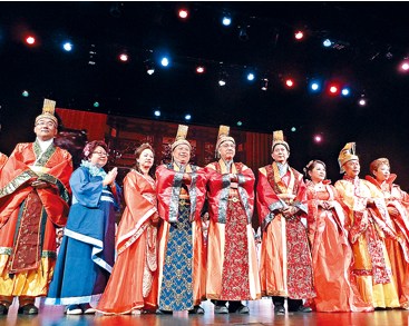 曾海华(前左四起)、周厚明及关永添与一众会董穿上唐服,庆祝孟尝中文学校联校金榜题名仿唐结业典礼。(加拿大《星岛日报》)