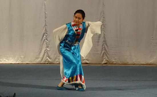 锡比乌孔子学院汉语教师志愿者表演藏族舞