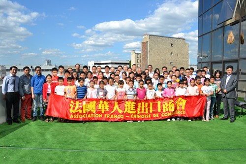 蒋景深（后排右8）、黄学胜（前右1）、陈方玉（前左1）、黄小杰（前左2）、黄学云（后右5）等与教师、获奖学生合影。（法国《欧洲时报》/孔帆