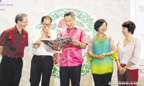 推广华语理事会主席萧作鸣（左二）把纪念册《华语・新时代》赠送给李显龙总理（中）。（新加坡《联合早报》/陈福洲