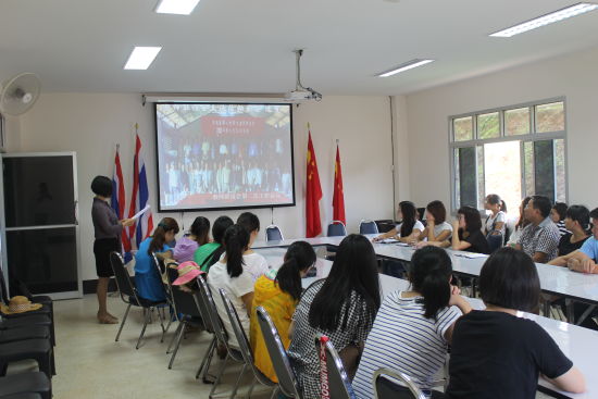 交流会上观看教联高级中学简介放映