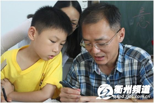 吴歌群老师正在为华裔孩子们讲解篆刻的刀法