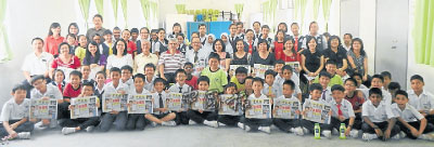 8间华小学生及校方代表，感恩赠报人刘成楷的赞助。（马来西亚《中国报》）