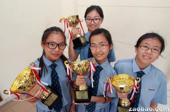 立才中学战胜华侨中学和公教中学,夺下趣味华文比赛“华文大比拼”冠军。(摄影/邬福梁)