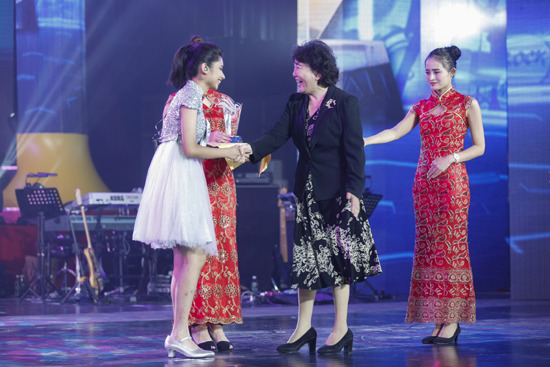 8月8日晚，中国国务院侨办主任裘援平为获得冠军的马来西亚选手李佩玲颁奖。中新社发