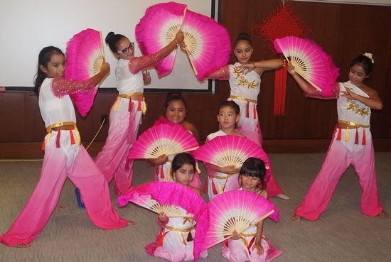 各族裔青少年表演中国民族舞蹈