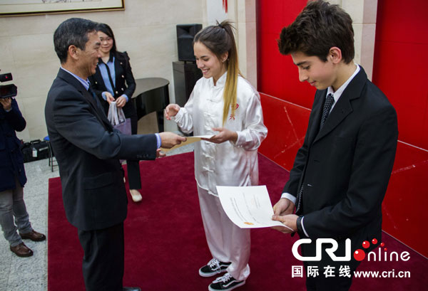 中国驻阿根廷使馆韩孟堂文化参赞为当天比赛获得一等奖的选手们颁发证书