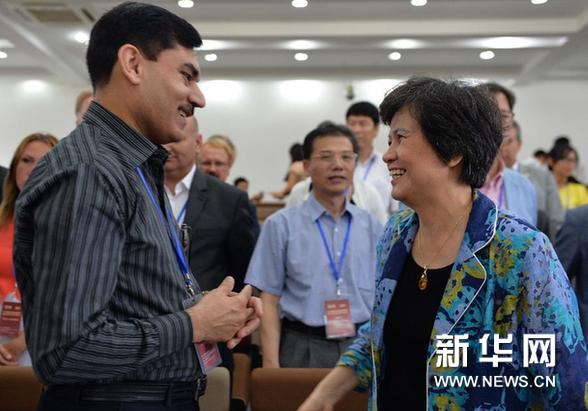 中国国家汉语国际推广领导小组办公室（国家汉办）主任、孔子学院总部总干事许琳（右）在与巴基斯坦孔子学院外方院长阿兹姆・贾玛尔交谈。新华网图片
