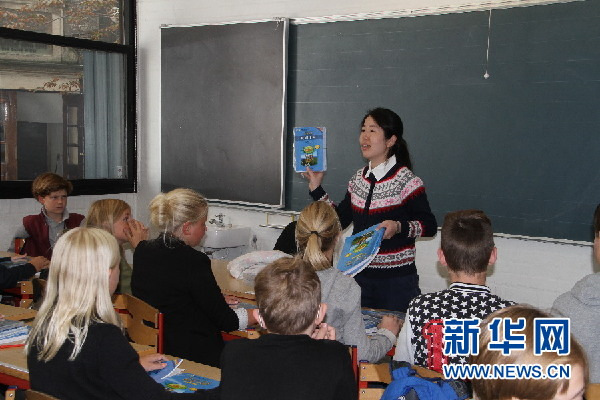 华文教育  20日下午,在丹麦哥本哈根市的"小龙虾"学校,初中一年级的30