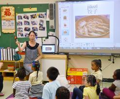 在美国，学习汉语的儿童正在增多。图为美国纽约的一家小学，老师正在教孩子们学习汉语。摄于6月。（共同社）