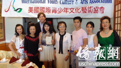 马伯骞（右三）、黄淑仁（前左三）和美国国际青少年文化艺术协会的代表一起合影。（美国《侨报》/高睿