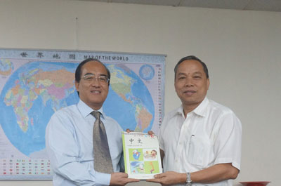 王代表向华人工商总会中文学校赠书。
