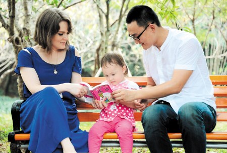 一家三口在一起，26岁的安娜嫁在湘潭很幸福。（刘炬