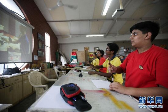 中国侨网-印度泰戈尔国际学校学生通过远程教