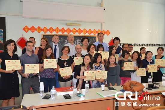 中国侨网技能比赛选手与评委们合影