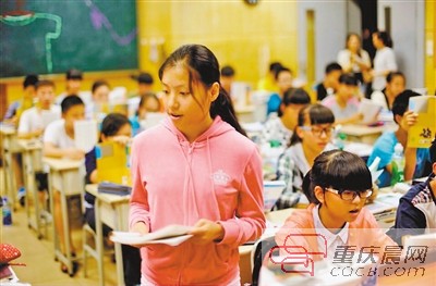 中国侨网今年秋季开学，李茂媛来到重庆，成了一名初三年级学生。 重庆晨报记者 许恢毅 摄