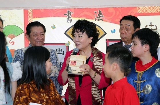 中国侨网9月21日,正在印尼访问的中国海外交流协会常务副会长裘援平在泗水走访华裔学校,了解华文教育情况,并与师生交流。在拥有80年传承史的泗水新中三语学校,孩子们以相声、朗诵、歌唱等传统技艺欢迎代表团一行。裘援平说,华文教育是维系海外华侨华人文化血脉的根本,华裔孩子们