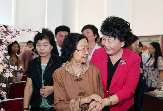 中国侨网9月21日,正在印尼访问的中国海外交流协会常务副会长裘援平在泗水走访华裔学校,了解华文教育情况,并与师生交流。在拥有80年传承史的泗水新中三语学校,孩子们以相声、朗诵、歌唱等传统技艺欢迎代表团一行。裘援平说,华文教育是维系海外华侨华人文化血脉的根本,华裔孩子们