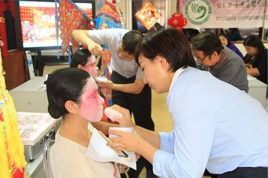 京剧专家给学员化妆