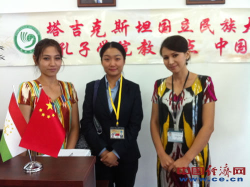 中国侨网图为塔吉克斯坦国家图书馆“中国厅”工作人员。(中国经济网/李垂发 摄)