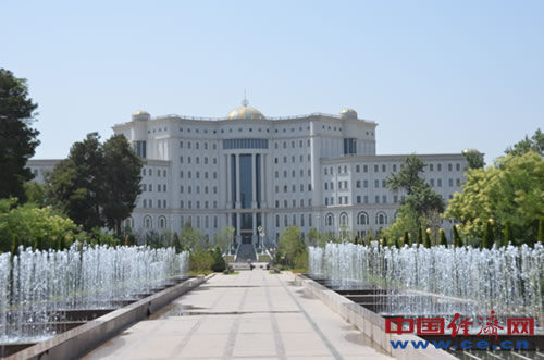 中国侨网图为中国援建的塔吉克斯坦国家图书馆。(中国经济网/李垂发 摄)