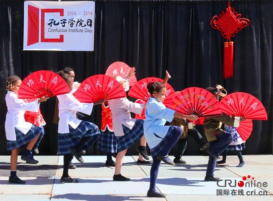 中国侨网2014年9月26日,美国中文学校学生在马里兰大学孔子学院10周年庆祝活动上表演扇子舞。(张旭 摄)