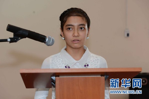 中国侨网演讲比赛中获得一等奖的2号选手朱热耶夫·斯瓦拉在演讲。(图:新华网/沙达提 摄)
