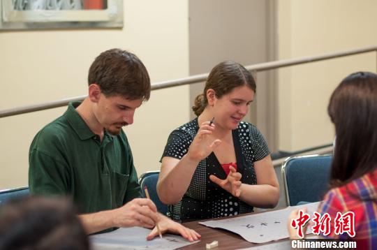 中国侨网当地时间9月27日,加拿大滑铁卢大学孔子学院举办了系列活动,庆祝全球孔子学院建立十周年暨首个全球“孔子学院日”。当天的活动包括中国画展、书法浅尝、汉字趣味、民族舞蹈、京味小吃等各类活动。 达哇 摄