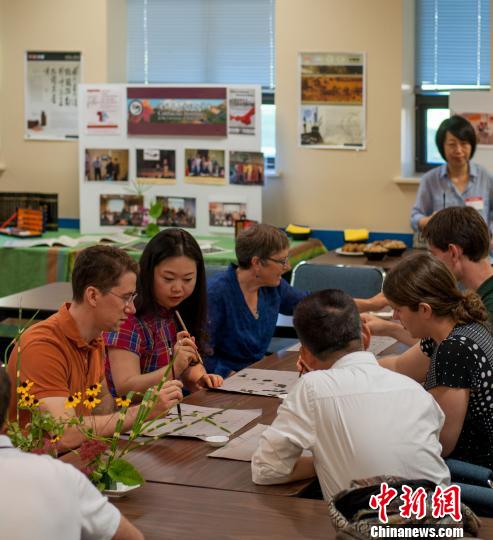 中国侨网当地时间9月27日,加拿大滑铁卢大学孔子学院举办了系列活动,庆祝全球孔子学院建立十周年暨首个全球“孔子学院日”。当天的活动包括中国画展、书法浅尝、汉字趣味、民族舞蹈、京味小吃等各类活动。 达哇 摄