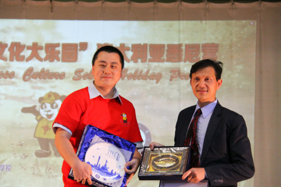 中国侨网张劲帆校长与暨大领队方李瑾互赠礼物