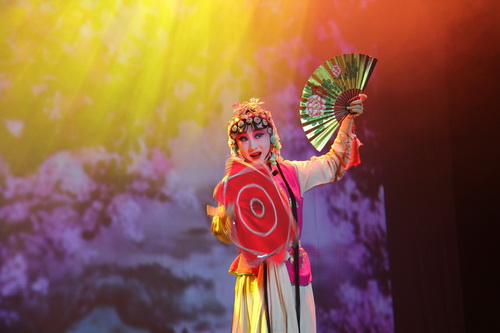中国侨网13岁的周洁旭唱起京剧《卖水》，一板一眼毫不含糊。人民网记者邢雪 摄