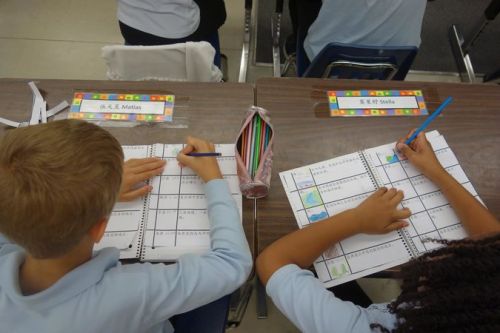 中国侨网小学生正在用中文写作业。(美国侨报网援引《纽约时报》)