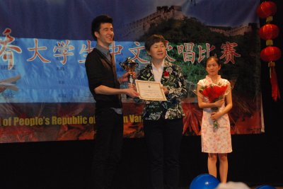 中国侨网刘菲（前排右）为获奖选手颁奖。（加拿大《世界日报》/图片由中国驻温哥华总领事馆提供）