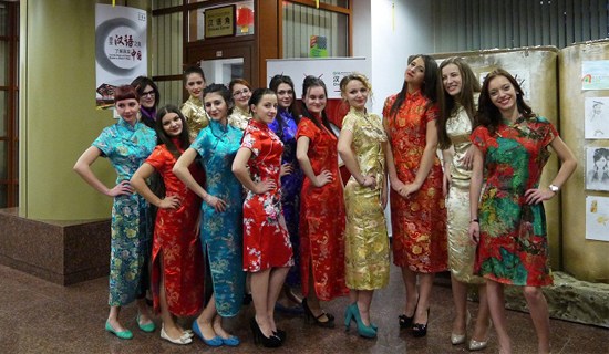 中国侨网卢奇安•布拉加大学中文专业一年级学生“旗袍走秀”后合影