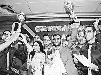 中国侨网第五届埃及大学生中国诗词朗诵大赛获奖选手举起奖杯庆祝。（王云松 摄）
