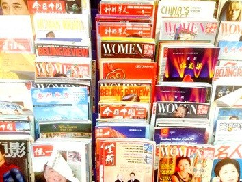 中国侨网德班总领馆捐赠的部分中文书刊。(南非华人网)
