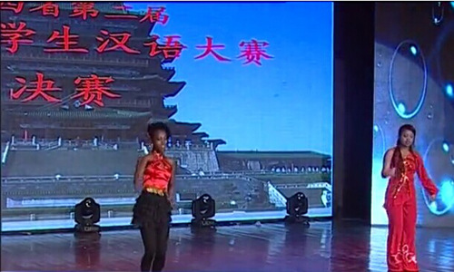 中国侨网江西师范大学留学生爱莎表演《辣妹子》。