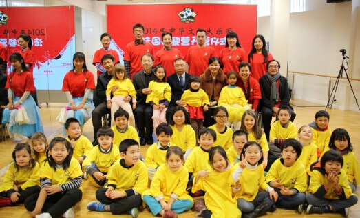 中国侨网出席开营式的嘉宾与教师们与幼儿班的营员们合影。(法国《欧洲时报》/黄冠杰 摄)