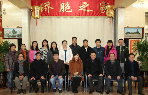 中国侨网座谈会后,双方合影。(法国《欧洲时报》/黄冠杰 摄)