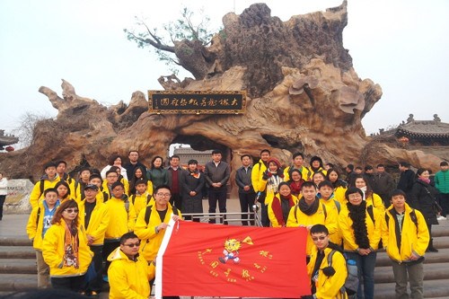 中国侨网2014中国寻根之旅山西冬令营在洪洞大槐树前开幕。师晓华 摄