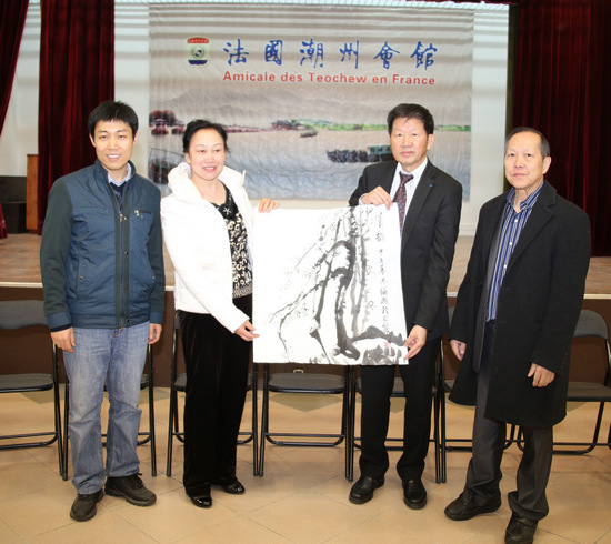 中国侨网代表团向潮州会馆赠送国画作品作为纪念。（法国《欧洲时报》/黄冠杰 摄）