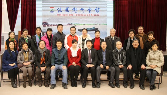 中国侨网座谈会后，双方合影。（法国《欧洲时报》/黄冠杰 摄）