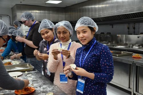 中国侨网图为营员们学习包饺子。