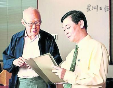中国侨网蔡志礼(右)曾于2006年担任新加坡资政李光耀的中文导师。(马来西亚《星洲日报》)