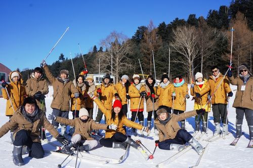 中国侨网图为营员们在伊春梅花山体验滑雪。
