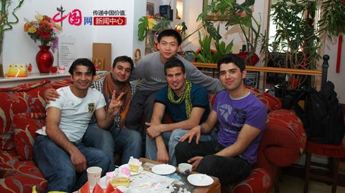 中国侨网李伟棋(左二)在天津拜访他的阿富汗中文老师