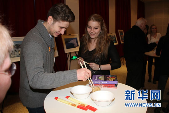 中国侨网孔院学生练习用筷子夹黄豆