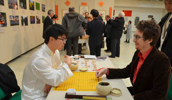中国侨网文化展上的“中罗围棋友谊赛”